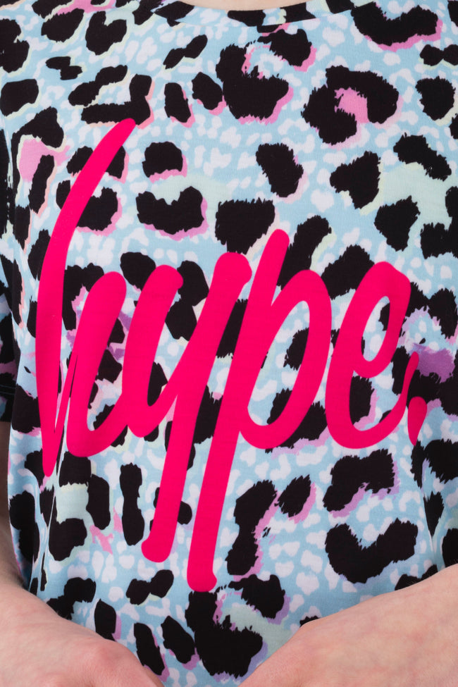 HYPE GIRLS BLUE LEOPARD SCRIPT CROP T-SHIRT